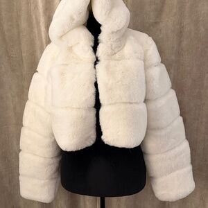 Fhillinuo White Faux Fur Coat